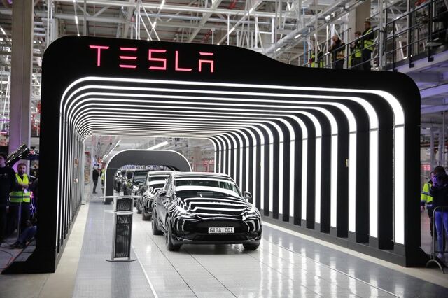 Tesla dispara mais de 10% e dá ímpeto a Wall Street 