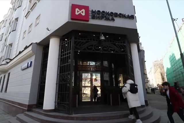 Ucrânia: Bolsa de Moscovo reabre com uma subida de 4,4% 