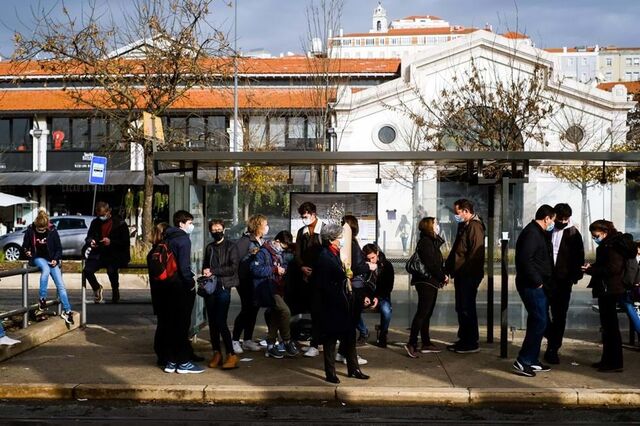 Mais de 11 mil casos diários de covid-19. Rt sobe para 1,07 