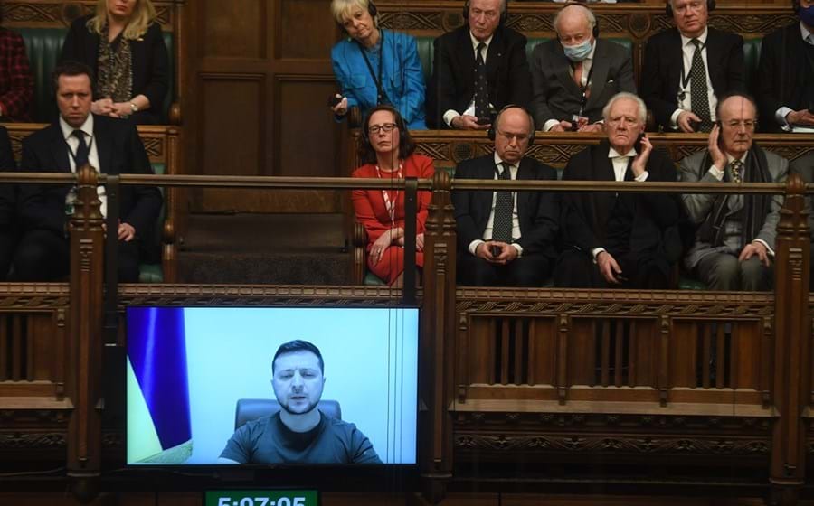 O Presidente ucraniano, Volodymyr Zelensky, discursou, através de um vídeo, no Parlamento britânico.