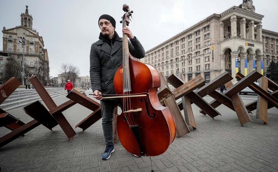 Oleksey Beregoviy, músico da Orquestra Sinfónica Clássica de Kiev, deu ontem um concerto na Praça da Independência e chamou-lhe “Free Sky”.