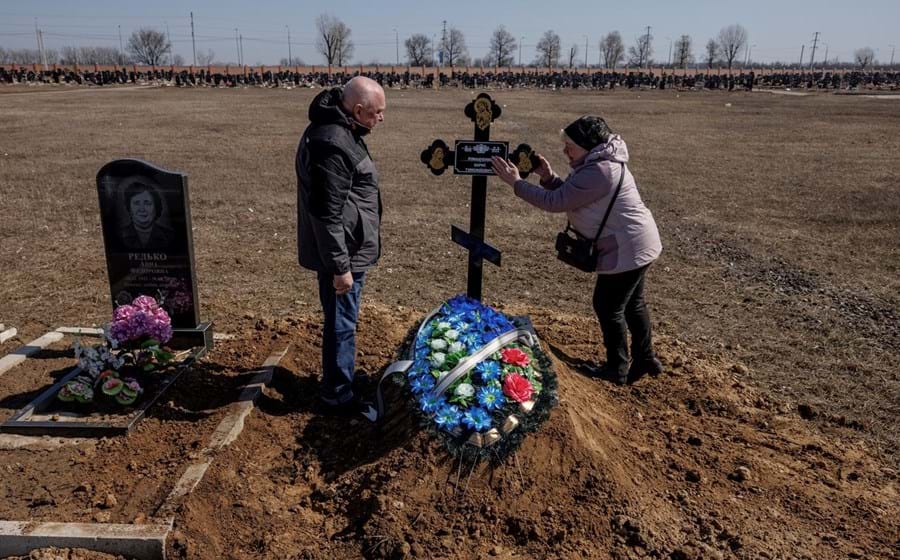 Familiares junto à campa de Boris Romanchenko, sobrevivente do Holocausto que morreu num ataque a Kharkiv.