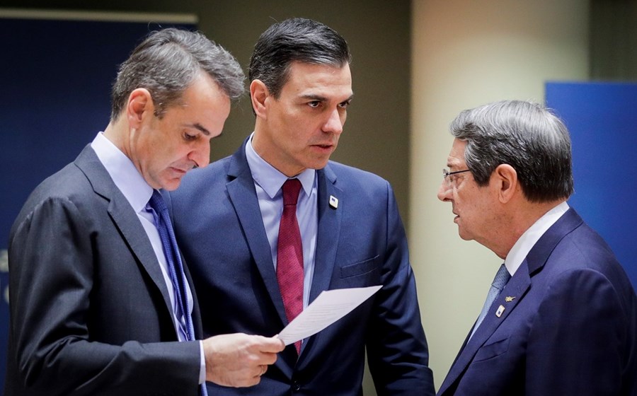 As negociações no Conselho Europeu foram tensas, com Pedro Sánchez a levantar-se e sair da sala. Aqui com o grego Kyriakos Mitsotakis e o cipriota Nicos Anastasiades.