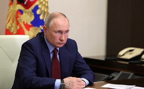 Putin diz que União Europeia comete 'suicídio económico' ao vetar energia russa