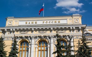 Rússia paga dívida externa em rublos e recusa declarar incumprimento