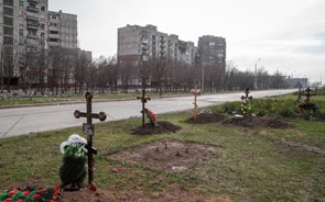 Mais de 20 mil civis mortos em Mariupol. Zelensky dá nega a presidente alemão. Petróleo supera os 100 dólares