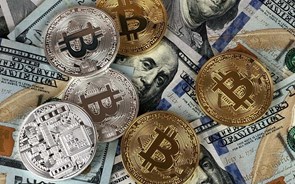 Inflação e 'crash' em stablecoin atiram bitcoin abaixo na linha dos 30 mil dólares