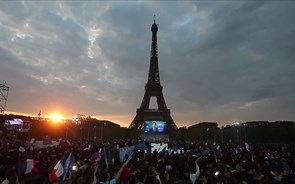 Emmanuel Macron celebra vitória junto à Torre Eiffel em Paris