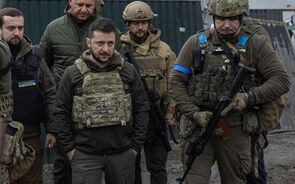 Kiev tenta libertar combatentes civis em Mariupol. Zelensky discursa na AR às 17h