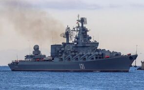 Navio-almirante russo no Mar Negro danificado após explosão