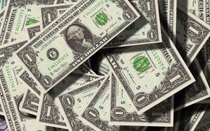 Dólar cede, enquanto iene e franco suíço captam investimento