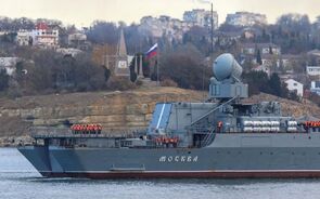 Afundou-se o navio de guerra Moskva, orgulho da Marinha da Rússia