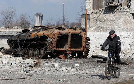 MNE ucraniano: 'Mariupol é bem pior que Bucha'. Biden quer Putin julgado por crimes de guerra. Petróleo dispara