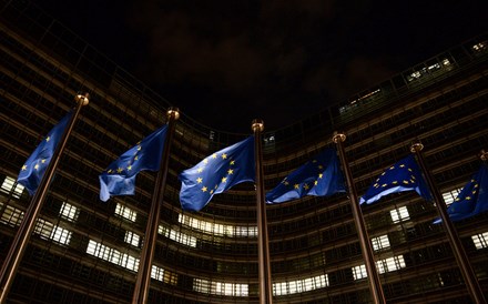 UE paga juros mais altos para emitir 3,9 mil milhões em dívida para a bazuca