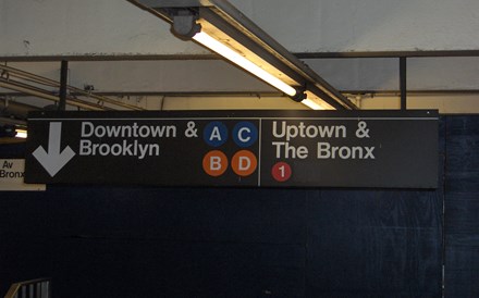 Polícia de Nova Iorque investiga possível tiroteio no metro de Brooklyn. Pelo menos 13 feridos