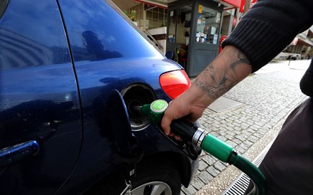 Combustíveis ficam mais baratos. Menos 4,5 cêntimos no gasóleo e 2 na gasolina