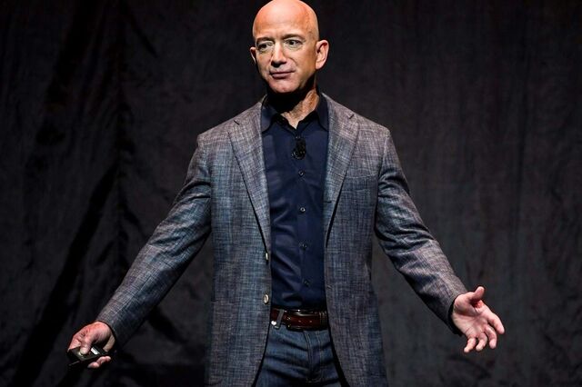 Macron condecora em privado Bezos com a Legião de Honra