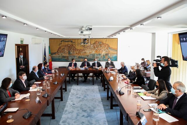Parceiros pedem que Governo ceda no défice