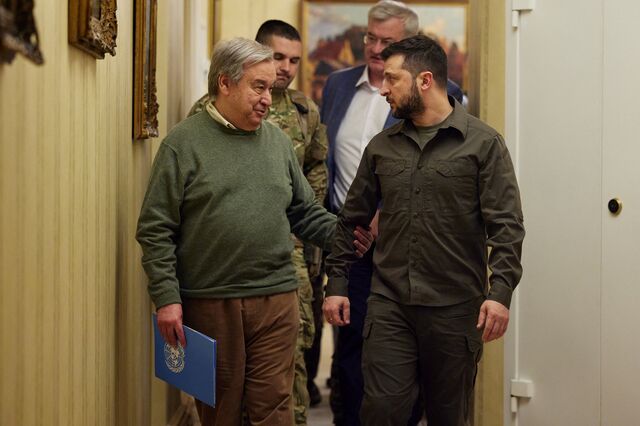 Duas explosões em Kiev durante a visita de António Guterres