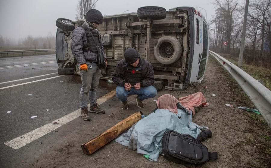 As primeiras imagens de Bucha mostram um rasto de destruição e muitos cadáveres de civis no chão.