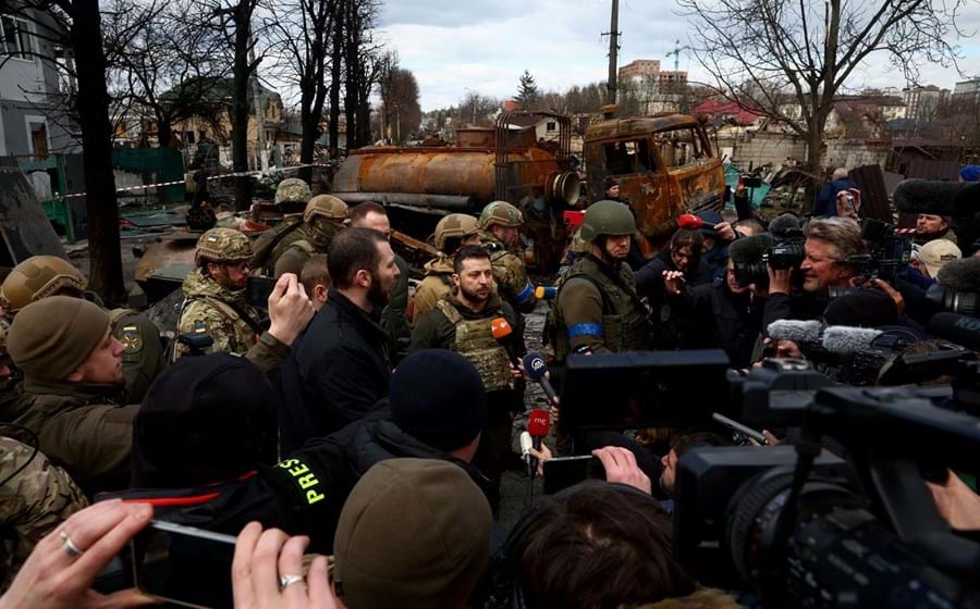 Volodymyr Zelensky visitou a zona de Bucha, no Noroeste de Kiev, e admitiu que o ataque a civis dificultará as negociações.