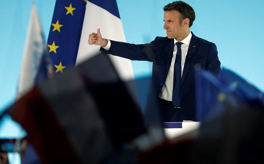 Emmanuel Macron saúda os militantes e simpatizantes depois de conhecidas as projeções este domingo.