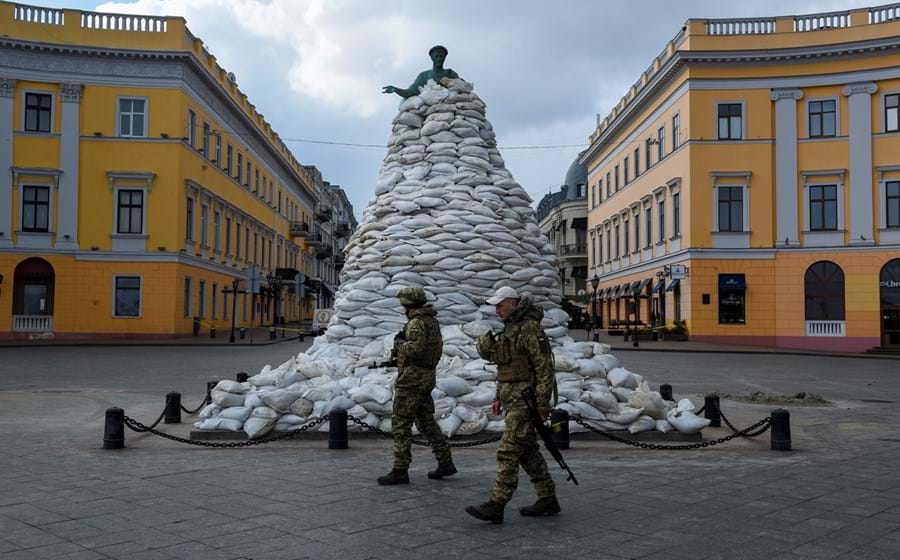 No centro das cidades, as esculturas estão a ser protegidas dos bombardeamentos das tropas russas.