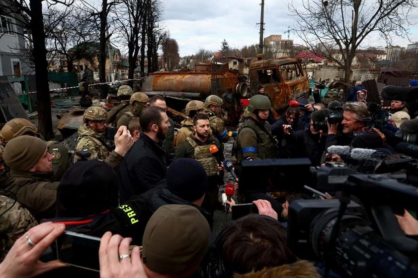 Volodymyr Zelensky visitou a zona de Bucha, no Noroeste de Kiev, e admitiu que o ataque a civis dificultará as negociações.