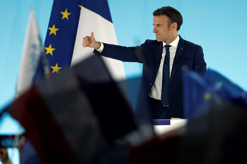 Emmanuel Macron saúda os militantes e simpatizantes depois de conhecidas as projeções este domingo.