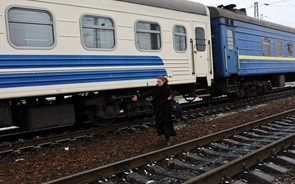  Autoridades ucranianas dizem que Rússia atacou ferrovias em todo o país