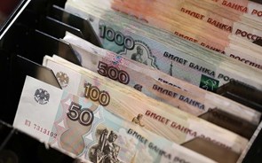 Russos vendem divisas para aproveitar enfraquecimento do rublo