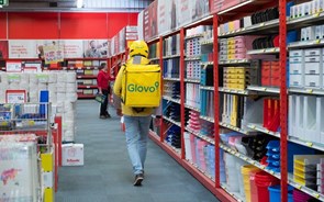 Cadernos, tinteiros ou auscultadores. Glovo alarga entregas a produtos da Staples