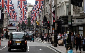 Rainha Isabel II não é a única a festejar. Supermercados britânicos esperam subida de vendas