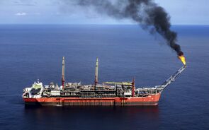 Fraca procura chinesa e queda nas reservas dos EUA afundam petróleo
