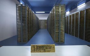 Ouro cede e atinge valor mais baixo em mais de três semanas