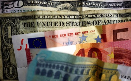 Vinte anos depois, euro e dólar próximos da paridade