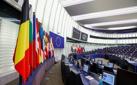 Eurodeputados propõem corte anual médio de 1% do PIB nas maiores dívidas