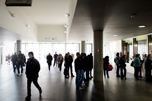 Salários na UE com perda real de 2,4% na primeira metade de 2022, diz OIT