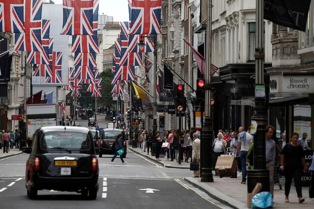 Rainha Isabel II não é a única a festejar. Supermercados britânicos esperam subida de vendas
