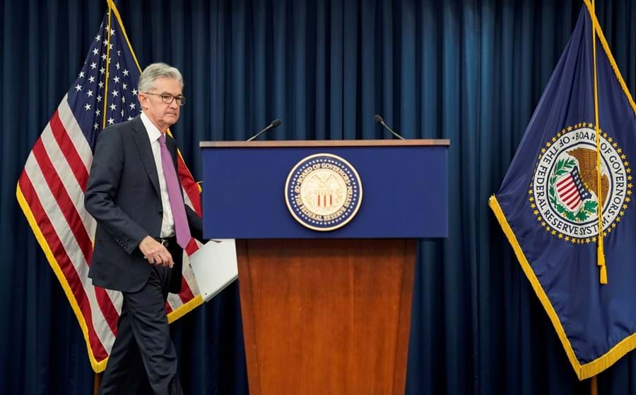 A Reserva Federal dos EUA, liderada por Jerome Powell, deverá anunciar um      aumento da taxa diretora de 50 pontos-base para 0,5% a 0,75%.