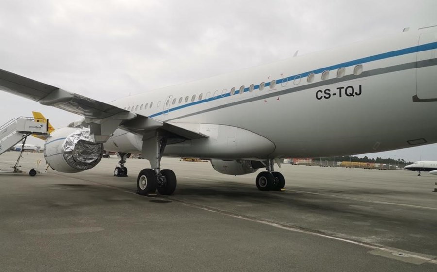 O avião com a matrícula CS-TQJ está parado na placa do aeroporto Sá Carneiro sem os dois motores.