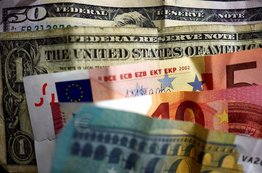 O dólar está a ganhar força com as políticas da Reserva Federal, já o euro continua a negociar em mínimos de cinco anos face ao “green cash”. Mercado aponta para cenário de paridade.