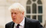 Boris Johnson resistiu a moção de censura, mas com liderança debilitada