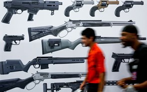 Vendas de armas nos EUA variam ao sabor da cor política