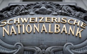 Franco cede mais de 1% após banco nacional suíço cortar juros
