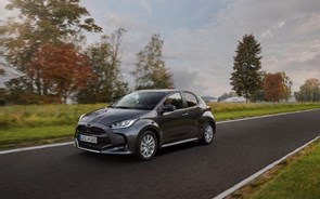 Mazda2, híbrido mais híbrido não há