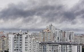 Cidade de Kiev, fumo, bombardeamentos