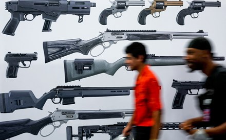 Vendas de armas nos EUA variam ao sabor da cor política