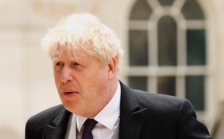 A braços com “motim” no governo, Boris não sai