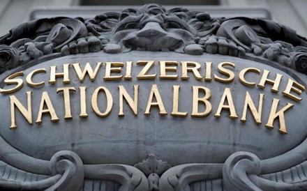 Franco cede mais de 1% após banco nacional suíço cortar juros